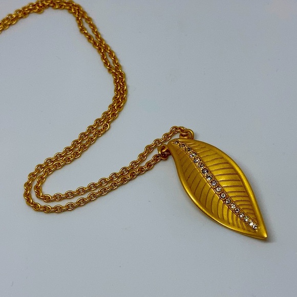 Lulu Avenue Jewelry - Leaf necklace, brand new 16 inch necklace